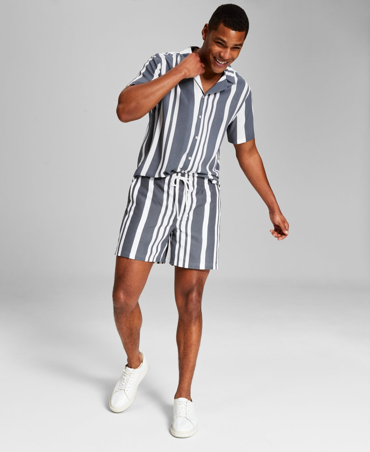 And Now This Men's Regular Fit Stripe 6" Drawstring Shorts Medium