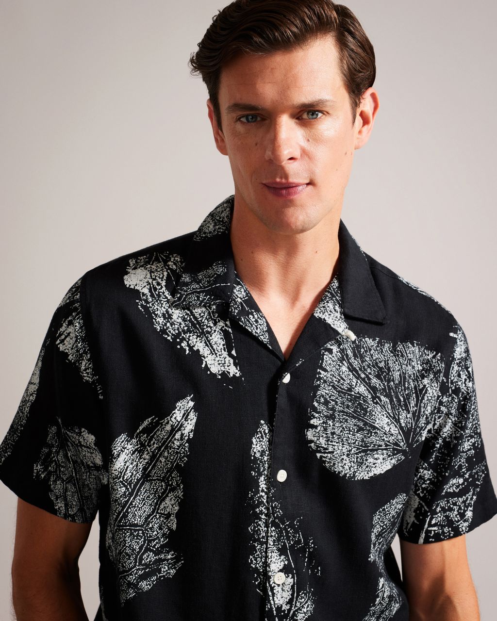 Ted Baker Mens Relaxed fit Short Sleeve Button-Up Shirt Small Black Floral