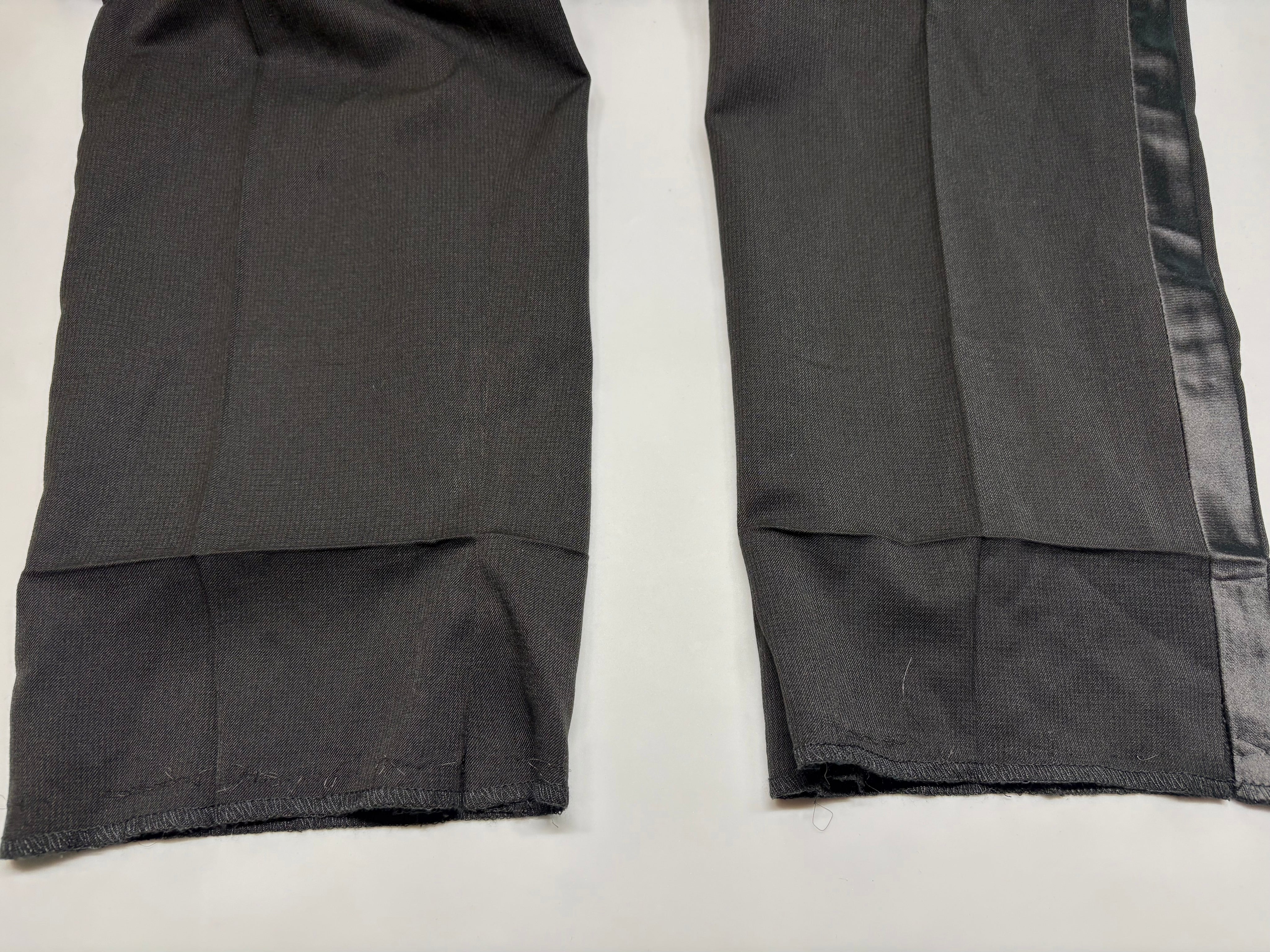 Kenneth Cole Mens Slim fit 2 Piece Tuxedo Suit 44 R / 37 Waist Black Solid
