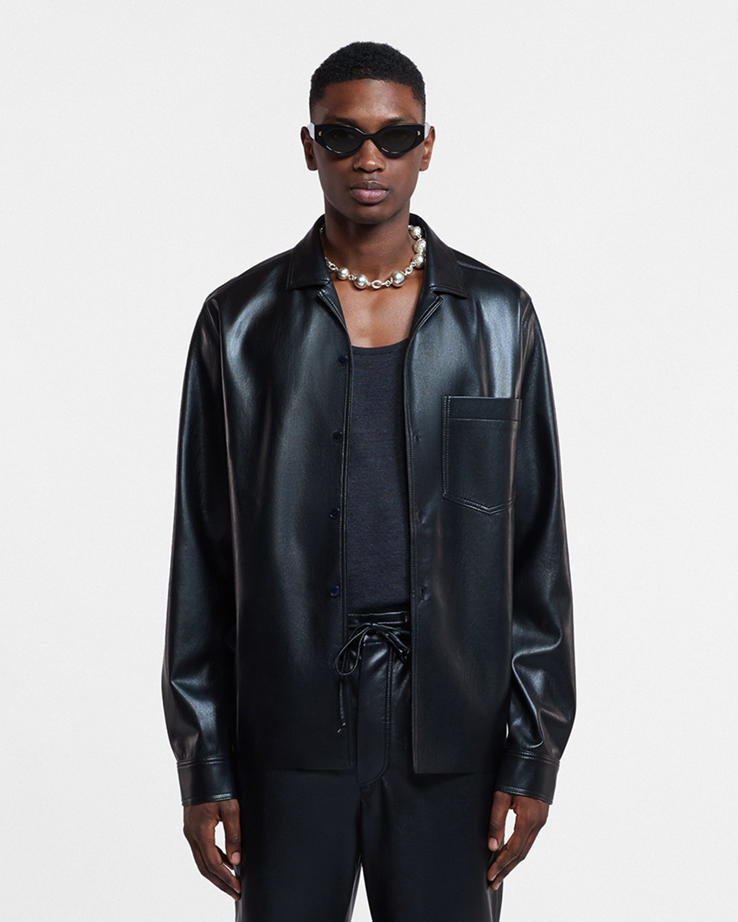 nm22crsh00299_duco_black_okobor.jpg